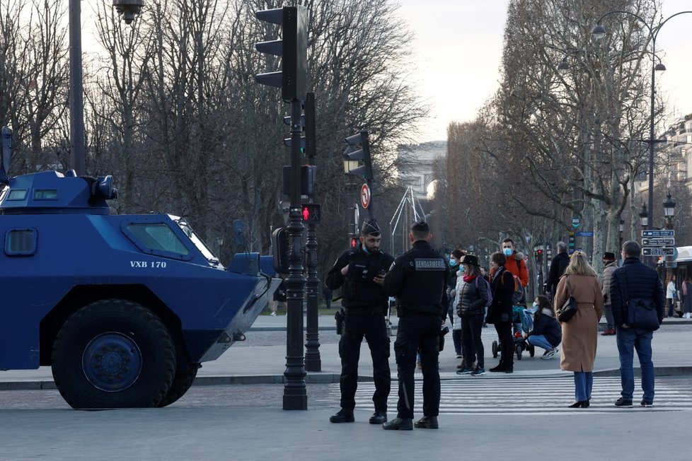 Takzvané „konvoje svobody“ odpůrců vládních opatření proti covidu-19 dráždí francouzské úřady (únor 2022).