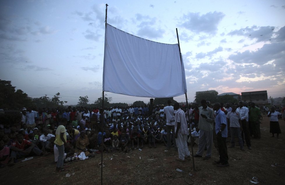 Promítání snímku o hledání zločince Konyho se uskutečňuje po celém světě