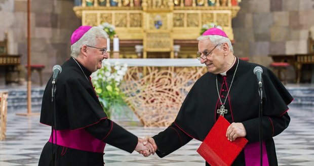 Pavel Konzbul (vlevo) byl jmenován novým brněnským biskupem. Funkci převezme po Vojtěchu Cikrlem.