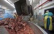 Továrna na masové konzervy v ruském Kaliningradu JSC Baltprommyaso. Příprava syrového masa, které po namletí putují do konzerv.