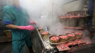 Sankce brzdí výrobu konzervovaného masa v Kaliningradu. Podívejte se do jedné z továren 