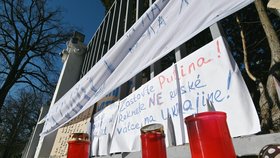 Svíčky a transparenty u plotu generálního konzulátu Ruska v Brně.