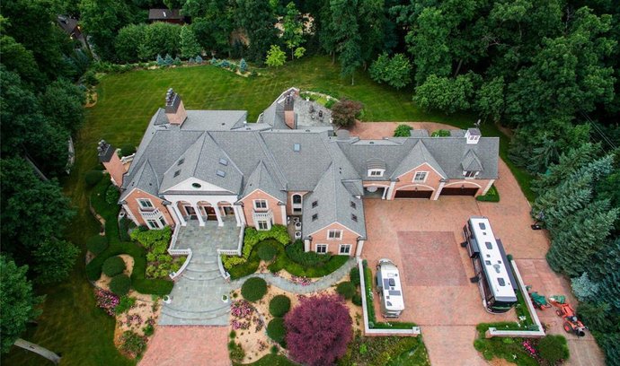 Luxusní vila Castello Montebello v michiganském městě Northville, která byla českým konzulátem a v minulosti ji navštívilo i několik amerických prezidentů, je na prodej za 4,95 milionu dolarů (106 mil. Kč).