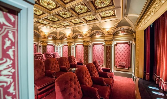 V luxusní vile je i malý kinosál, který je designován po vzoru legendárního Paramount Theatre v New Yorku.