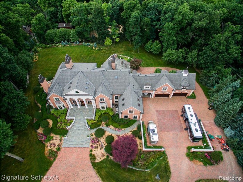 Luxusní vila Castello Montebello v michiganském městě Northville, která byla českým konzulátem a v minulosti ji navštívilo i několik amerických prezidentů, je na prodej za 4,95 milionu dolarů (106 mil. Kč).