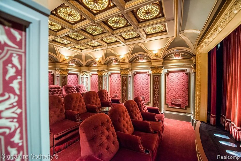 V luxusní vile je i malý kinosál, který je designován po vzoru legendárního Paramount Theatre v New Yorku.