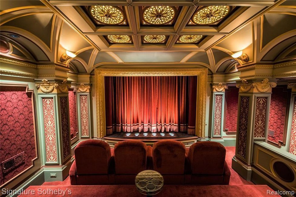 V luxusní vile je i malý kinosál, který je designován po vzoru legendárního Paramount Theatre v New Yorku.