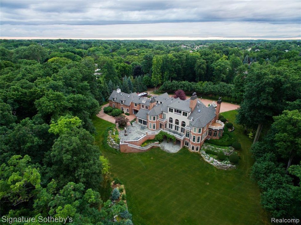 Luxusní vila Castello Montebello v michiganském městě Northville, která byla českým konzulátem a v minulosti ji navštívilo i několik amerických prezidentů, je na prodej.