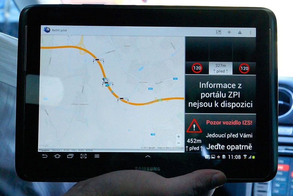 Zobrazení informace o aktuální dopravní situaci na displeji tabletu ve vozidle