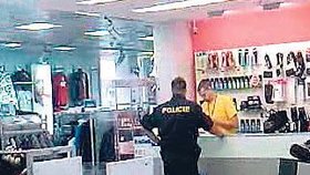 Policista si v obchodě potřeboval vyřídit velice neodkladnou záležitost - reklamaci kopaček