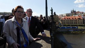 Polská expremiérka Ewa Kopaczová a český expremiér Bohuslav Sobotka při společném zasedání polské a české vlády v Praze. 20. dubna 2015 se po společném vládním jednání prošli po Karlově mostě. (2015)