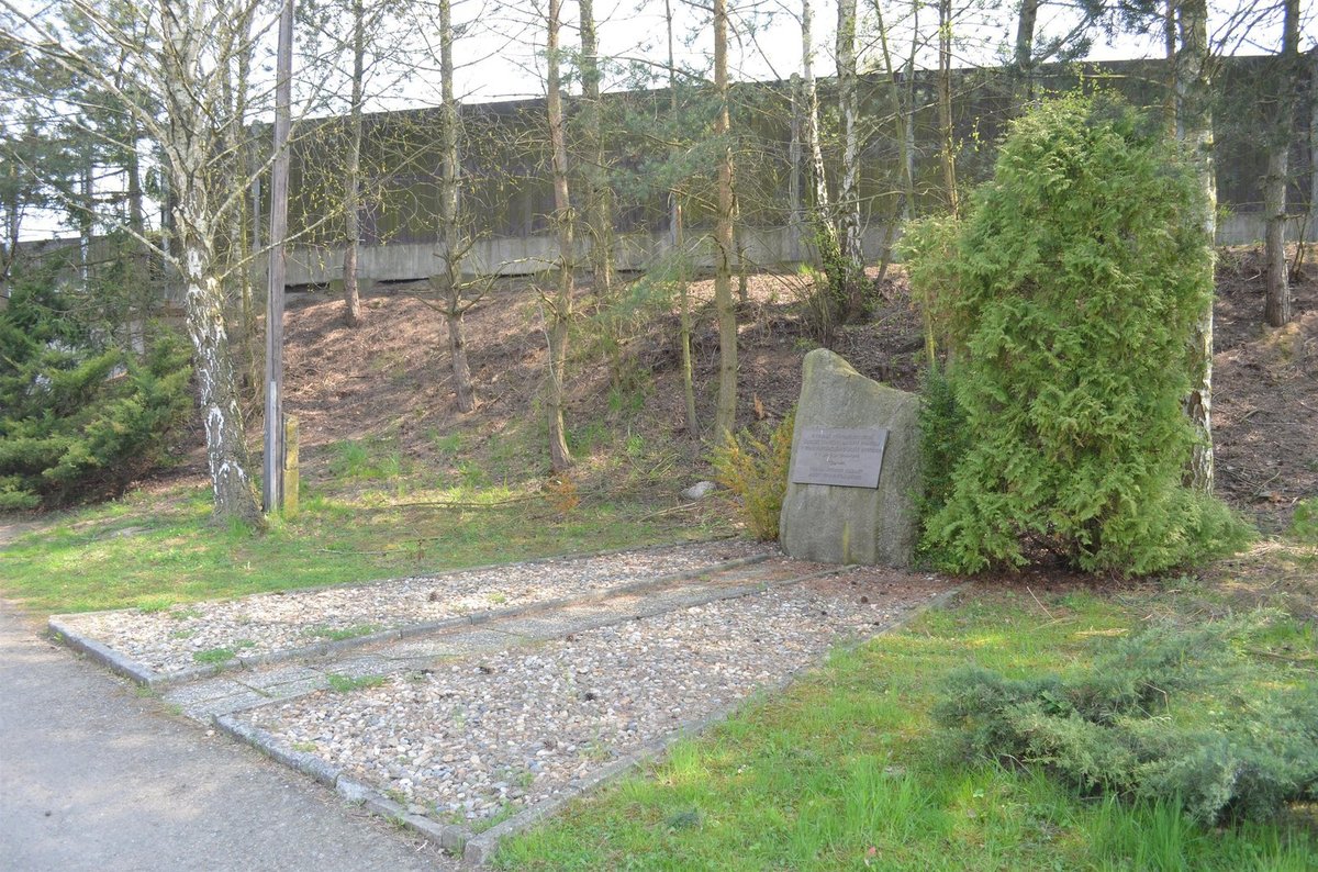 Koncentrační tábor v Bystřici připomíná pomník.