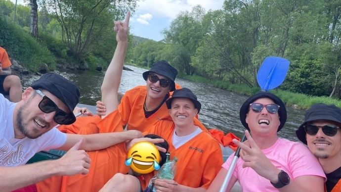 Milan Havel, Aleš Matějů, Jan Kopic, David Limberský a Jan Kliment na raftu.