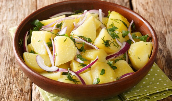 Lehký bramborový salát oceníte hlavně při letních teplotách venku