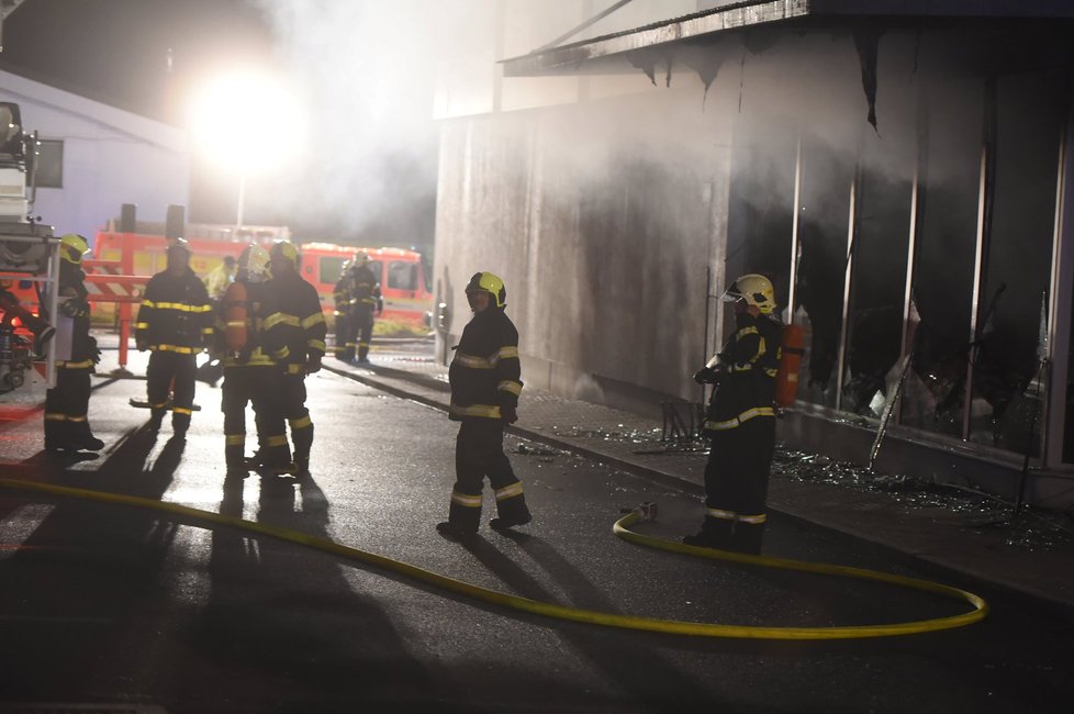 Hasiči zasahovali 25. září u rozsáhlého požáru v obchodním centru v Kopřivnici na Novojičínsku, kde začal hořet odpad uložený ve skladu. Později se oheň rozšířil do prodejních prostor. Při požáru se lehce zranili tři lidé.