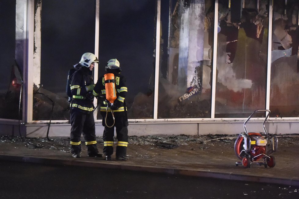 Hasiči zasahovali 25. září u rozsáhlého požáru v obchodním centru v Kopřivnici na Novojičínsku, kde začal hořet odpad uložený ve skladu. Později se oheň rozšířil do prodejních prostor. Při požáru se lehce zranili tři lidé.