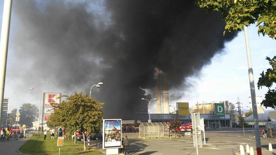 Nákupní centrum v Kopřivnici zachvátil velký požár.