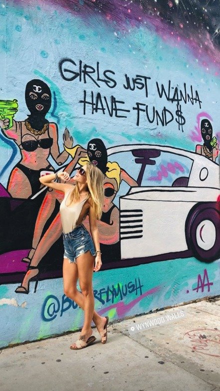 &#34;Girls just wanna have funds.&#34; Že by Veroničino krédo?