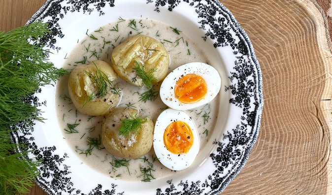 Smetanová koprová omáčka s bramborem a vejci je klasikou české kuchyně.