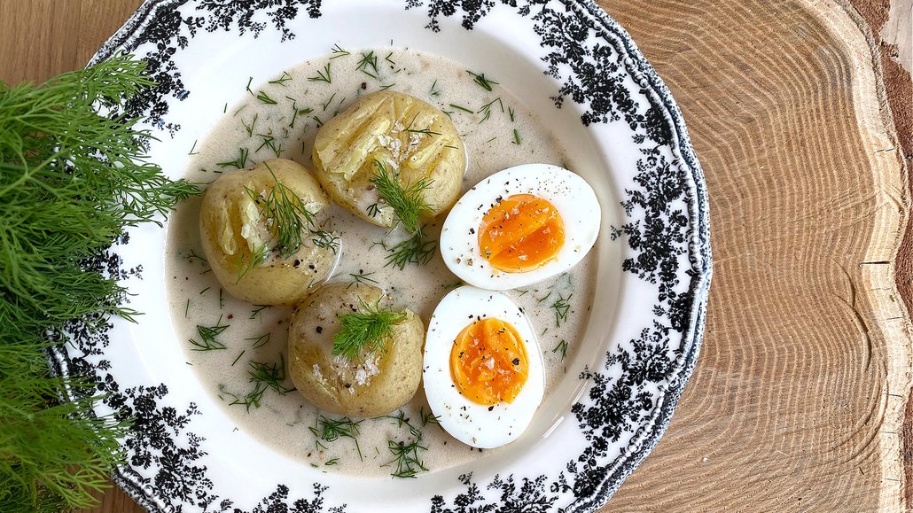 Smetanová koprová omáčka s bramborem a vejci je klasikou české kuchyně