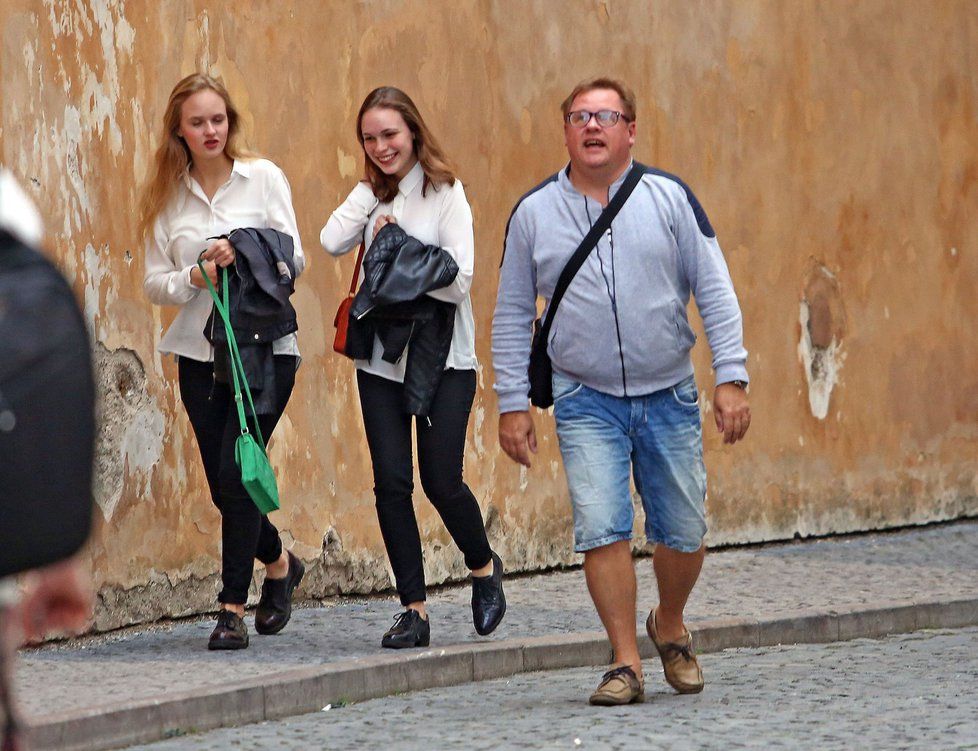 Václav Kopta a jeho půvabné dcery.  S herečkou Simonou Vrbickou má dcery Františku (18) a Janu (15).