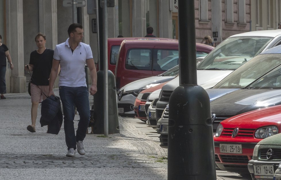 Je zřejmé, že zajíček u Gregorové strávil noc. Dnes dopoledne měl jiné oblečení.