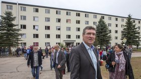 Durynský ministr pro integraci Dieter Lauinger u ubytovny pro uprchlíky v Suhlu