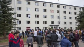 Při výtržnostech v ubytovně pro uprchlíky v Suhlu bylo zraněno nejméně 14 lidí, z toho čtyři policisté a deset obyvatel domu.
