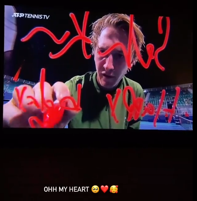 Tenisový talent Sebastian Korda popřál na dálku své lásce k narozeninám.