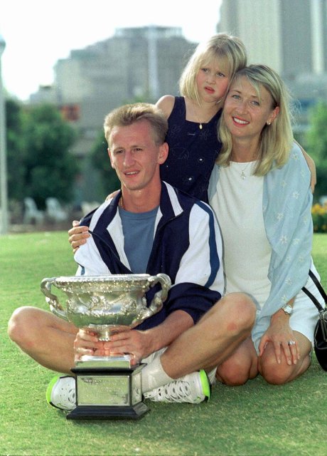 Petr Korda s manželkou Reginou, jejich nejstarší dcerou Jessicou a nejcennější trofejí z Australian Open