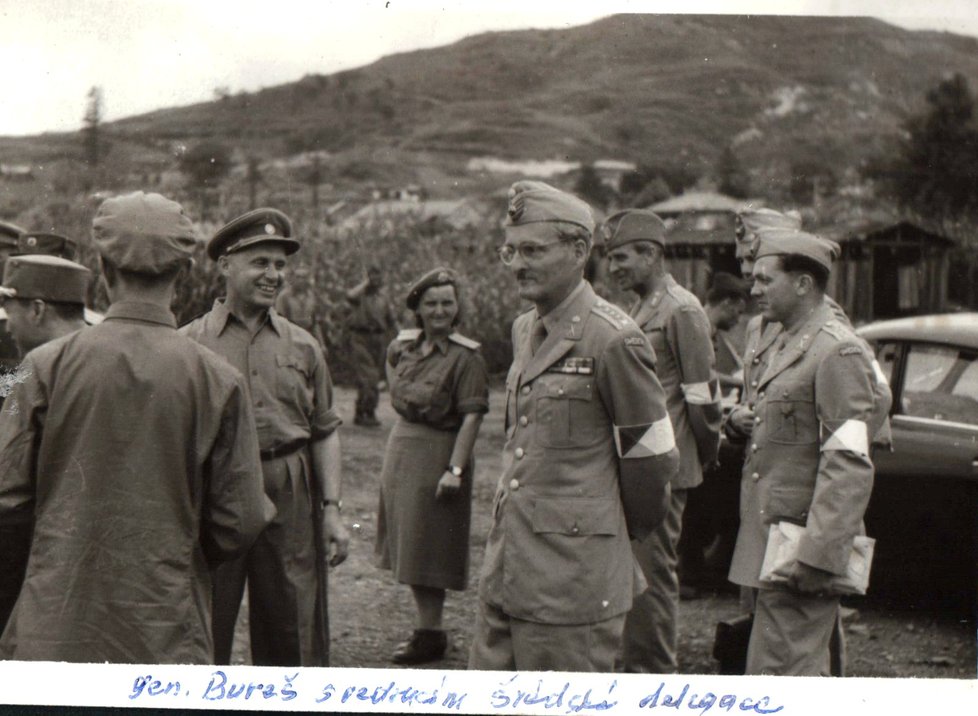 Vedoucí čs.delegace, generál František Bureš s vedoucím švédské delegace gen. Grafstromem (ve středu obrázku, mezi nimi překladatelka).