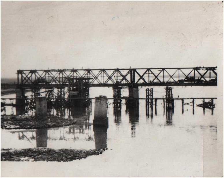 Mosty mezi Severní a Jižní Koreou byly tehdy opakovaně rozbombardované.