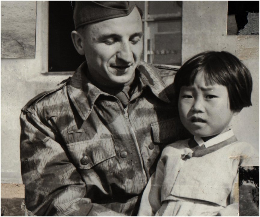 Antonín Malach s korejským děvčátkem. Dcera v Československu při zhlédnutí tohoto obrázku plakala se slovy: „Tatínek má v Koreji jiné děvčátko.&#34;