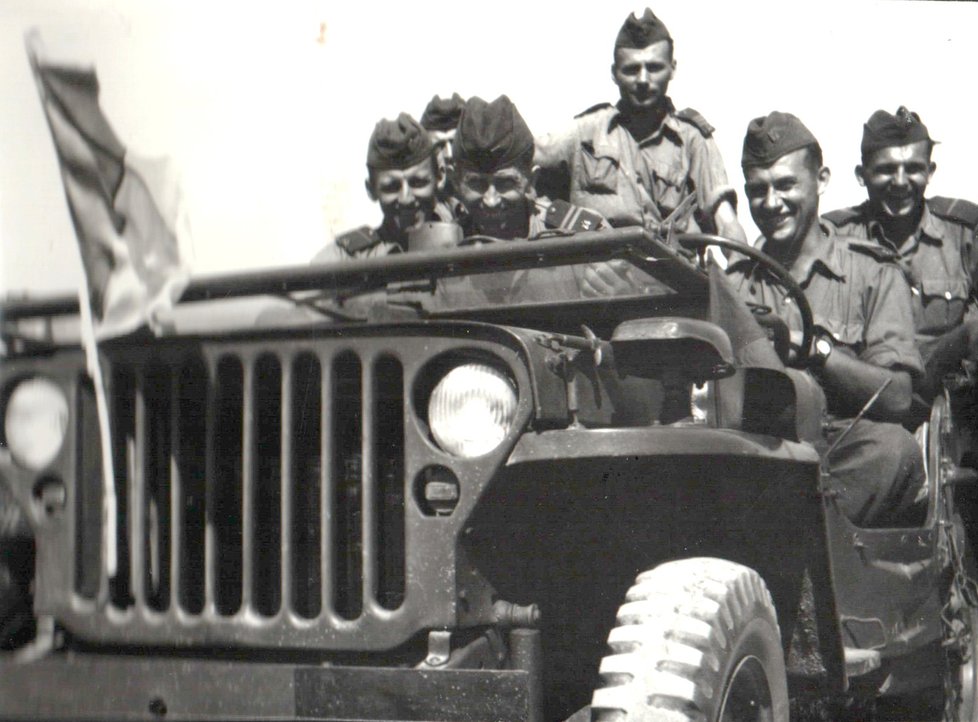 Českoslovenští vojenští řidiči v terénním vozidle Gaz 69