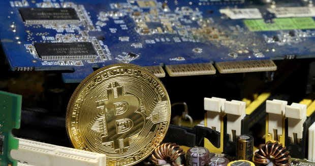 Bitcoin zabíjí panika. Během měsíce spadla jeho hodnota o polovinu