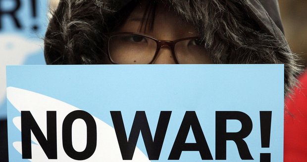 Demonstranka v Jižní Koreji dává najevo své přání míru