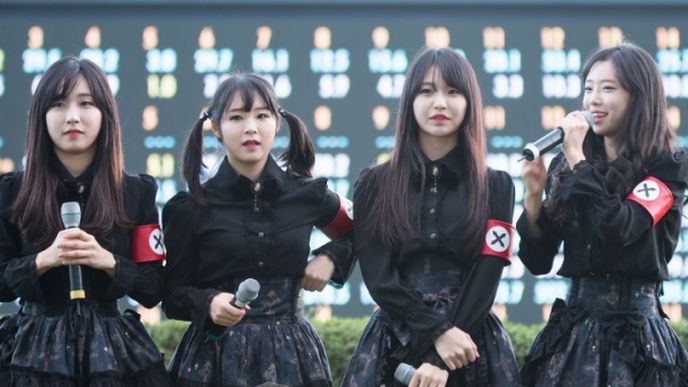 Korejská dívčí skupina nosí symboly napodobující dobu nacismu