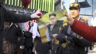Bombardujte Severní Koreu, demonstrovali lidé před zahájením olympiády