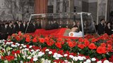 Kim Čong-ila vystavili ve skleněné rakvi