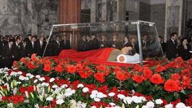 Tělo severokorejského diktátora je zakryto rudou dekou            