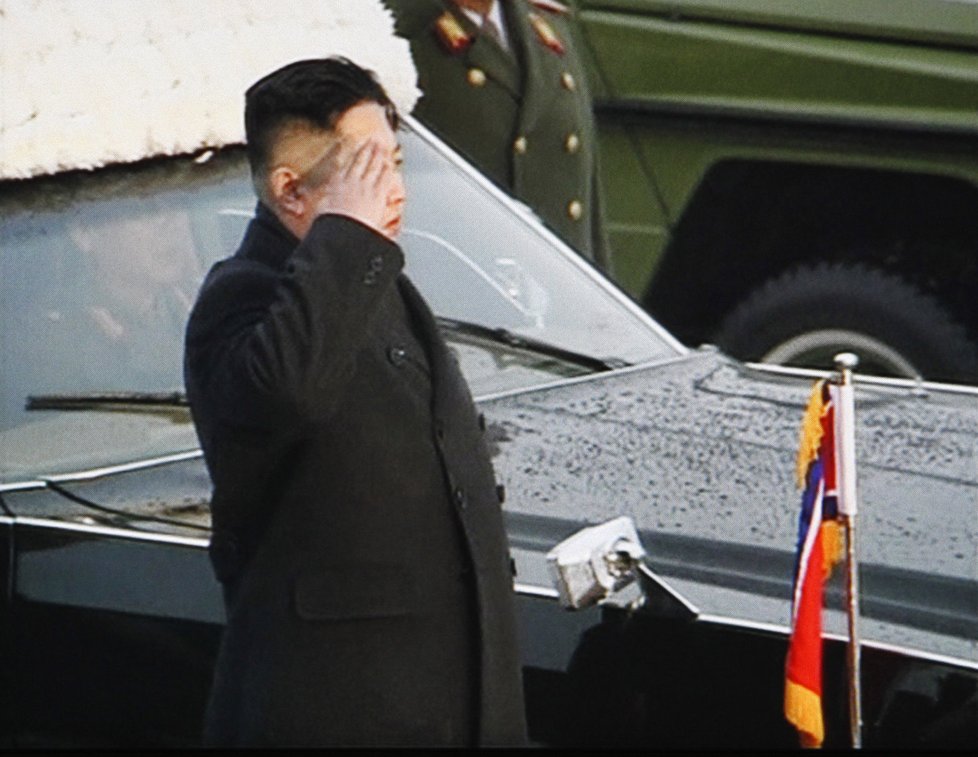 Následník Kim Čong-un, který bude pokračovat v krocích tyranského otce, stál v čele pohřebního průvodu
