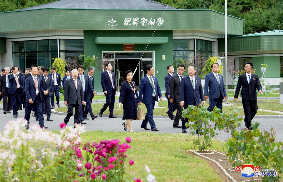 Severokorejský vůdce Kim Čong-un a jihokorejský prezident Mun Če-in se dnes vydali na sever KLDR, kde vystoupili na „posvátnou“ horu Pektu, údajné rodiště Kim Čong-ila, otce nynějšího diktátora.