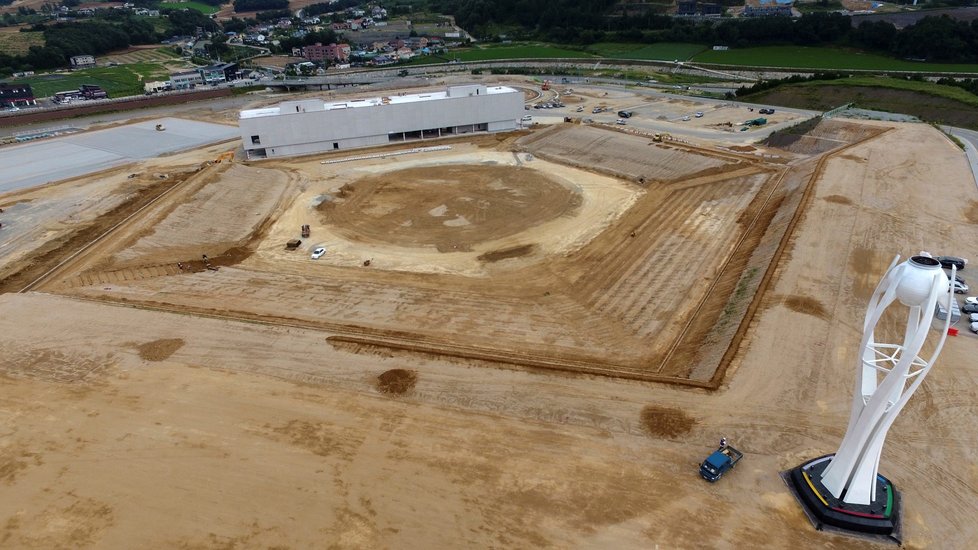 Severokorejský vůdce Kim Čong-un a jihokorejský prezident Mun Če-in se dnes vydali na sever KLDR, kde vystoupili na „posvátnou“ horu Pektu, údajné rodiště Kim Čong-ila, otce nynějšího diktátora.