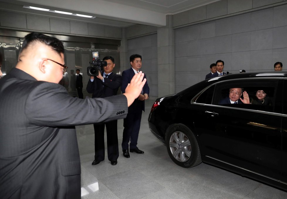 Severokorejský vůdce Kim Čing-un a jihokorejský prezident Mun Če-in se dnes vydali na sever KLDR, kde vystoupili na „posvátnou“ horu Pektu, údajné rodiště Kim Čong-ila, otce nynějšího diktátora.
