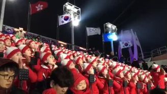 Reflex z olympiády: Davy lidí okukují roztleskávačky Severní Koreje jako zvířata v zoo, je z toho trapnost