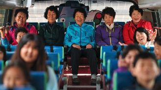 Prvňáčkem v sedmdesáti. Škola v Jižní Koreji přijímá místo dětí negramotné babičky