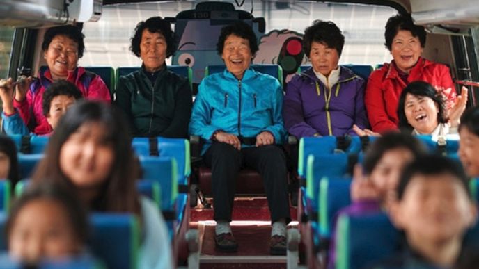 V sedmdesáti školačkou. Korea otevřela unikátní projekt vzdělávání seniorů.