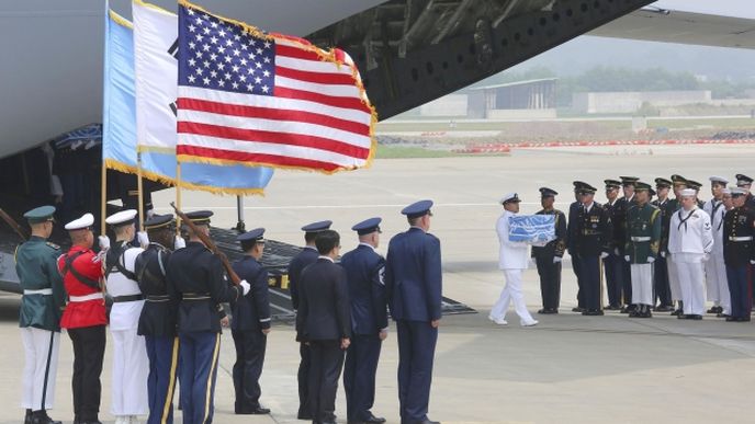 Předání ostatků amerických vojáků z korejské války