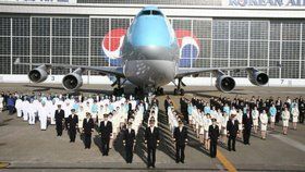 Letušky dostanou tasery a týmy posílí muži: Aerolinky se bojí konfliktů