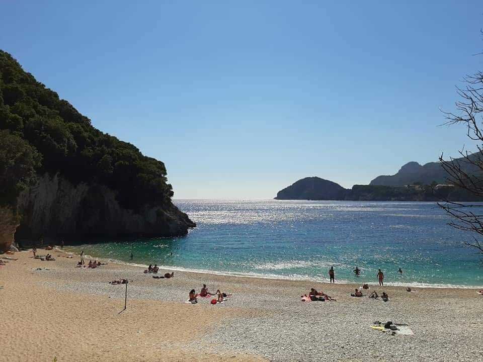 Poloprázdné pláže na řeckém ostrově Korfu.